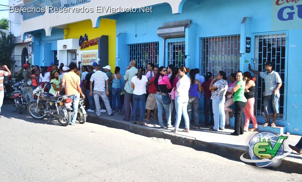 Ciudadanos hacen filas frente a las oficinas de Caribe Express